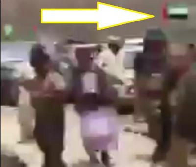 اليمن : شاهد بالفيديو اعدام اربعة اشخاص ذبحا بالسكاكين في عدن ثم رميا بالرصاص ورافعين علم الامارات