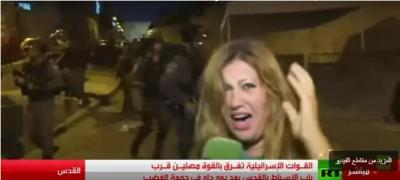 شاهد بالفيديو : كيف اعتدى جنود الاحتلال الاسرائيلي على مراسلة روسيا اليوم اثناء تغطيتها المباشرة على احداث القدس