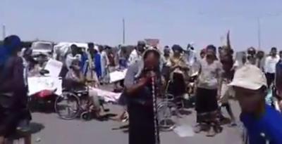 شاهد بالفيديو : الجيش الموالي لهادي اخذهم لحم ورماهم عظم  (مظاهرة للجرحى في مأرب) اليمن