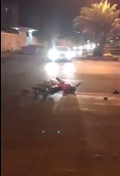 فيديو : سائق يدهس شابين سرقا جواله بعد مطاردتهما في ينبع - السعودية