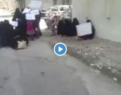 شاهد بالفيديو امهات المعتقلين في المكلا يطالبن بالإفراج عن ذويهم المعتقلين في سجون الامارات السرية باليمن 