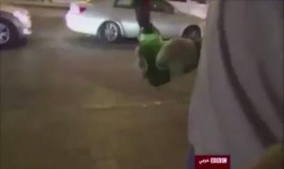 شاهد بالفيديو سعوديين من القطيف وهم يرشقون سيارات المواطنين بالزجاجات الحارقة