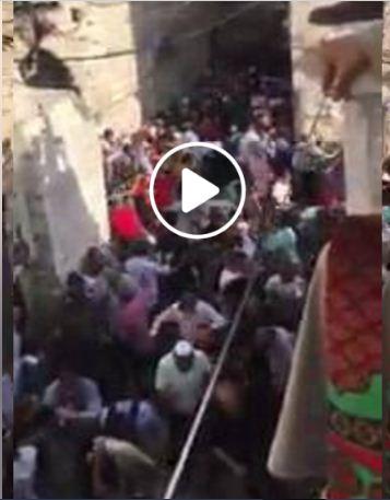 شاهد بالفيديو اعتداء جنود الاحتلال الاسرائيلي ظهر اليوم على الفلسطينين في المسجد الاقصى 