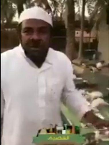 مواطن سعودي في منطقة القصيم يقيم وليمة للقطط على سفرة كبيره لهذا السبب (فيديو)