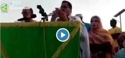 شاهد بالفيديو وزير المالية الموريتاني وهو يتعرض للاعتداء بالحذاء في رأسه