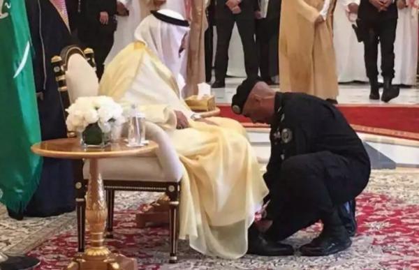 السعودية: هذه الملايين هي قيمة ساعة اليد التي يرتديها حارس الملك سلمان الشخصي عبد العزيز الفغم 