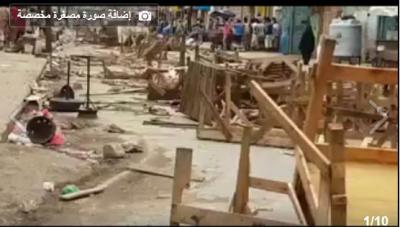 اليمن:شاهد بالفيديو مدرعات الامارات التابعه لشلال شايع كيف تعاملت مع بسطات القات التابعه لمواطني عدن