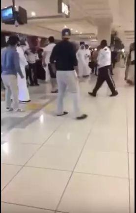 شاهد بالفيديو مشاجرة وطعن أحد حراس الأمن داخل مول بالسعودية