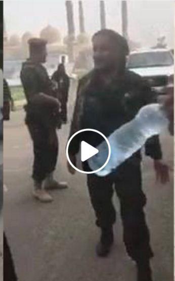 اليمن: شاهد بالفيديو كيف تعامل العميد طارق ورفاقه مع امرأة عجوز وحفيدتها طالبن برؤية صالح في منصة السبعين