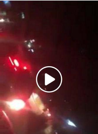 اليمن: اخبار الساعة ينشر اول فيديو للاشتباكات العنيفة قبل قليل في جولة المصباحي بصنعاء بين الحوثيين والحرس الجمهوري