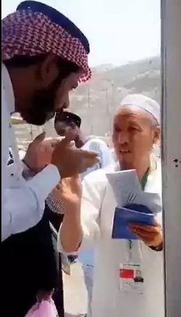 شاهد بالفيديو كيف سخر أحد المسؤولين السعوديين المكلفين براحة الحجاج من حاج صيني