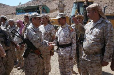 اليمن: الجنرال علي محسن الاحمر يصل جبهة نهم بالزي العسكري(صورة)