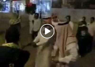 بالفيديو: سعودي يهرج بالشارع ويسخر من الحكومة والراتب ولم يعمل حساب الشرطة التي تدخلت بالموقف