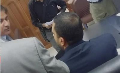 اليمن :شاهد بالفيديو كيف اهان وزير الصحة بصنعاء (بن حفيظ) مشرف الحوثيين بالوزارة وكيف رد علية الحوثي 