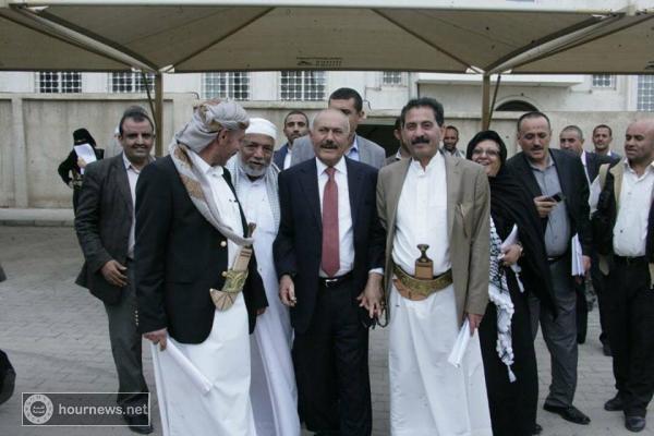 اليمن :شاهد اول ظهور صباح اليوم للرئيس السابق علي عبدالله صالح برفقة أصدقائه بعد اجراءه عملية جراحية (صورة) 