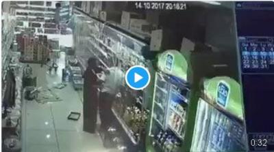 بالفيديو يمني يضرب سعودي بقوة ثم ينشر المقطع على نغمة شيلة والسعوديون يطالبون بضبطة