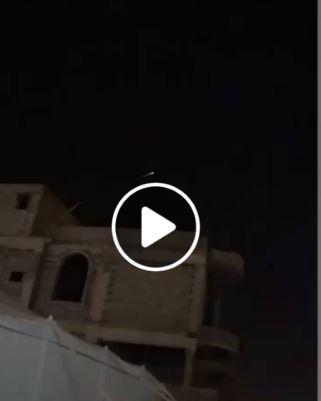 بالفيديو هلع خليجي من سقوط جسم غريب يقال انه قمر روسي وهم يصرخون بأنه صاروخ 