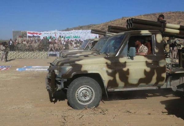 اليمن : شاهد بالصور عرض عسكري بالأسلحة الثقيلة اليوم لجماعة الحوثي في هذه المحافظة