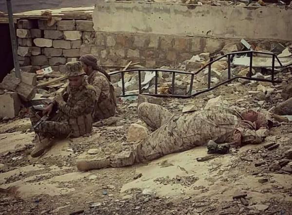 اليمن :بسبب تصوير قائد عسكري بهذه الوضعيه توجيهات بمنع الاعلاميين دخول جبهه نهم (صوره)