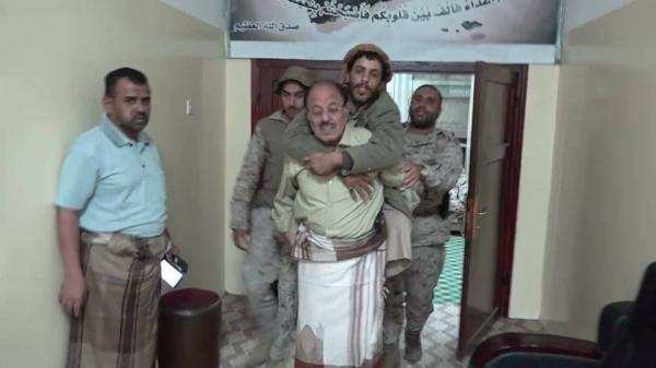 اليمن : شاهدوا بالفيديو الفريق علي محسن الاحمر متحملا على ظهره احد الجنود مبتور القدمين وماذا قال للمصور