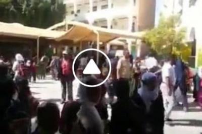 اليمن : فيديو محزن لطالبات مدرسة جوار كلية الشرطة التي قصفها طيران التحالف السعودي اليوم 