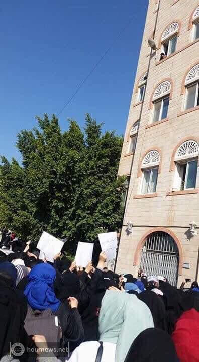 شاهد بالصور انتفاضة نسائية بجامعة العلوم والتكنولوجيا بصنعاء لهذا السبب