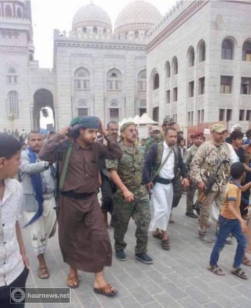 بالفيديو تجدد الاشتباكات بين الحوثيون والحرس الجمهوري بصنعاء قبل قليل في شارع الجزائر ومحيط جامع العاقل والامن السياسي