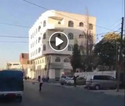 شاهد بالفيديو إشتباكات الحي السياسي في صنعاء بين حرس صالح ومسلحي جماعة الحوثي عصر اليوم