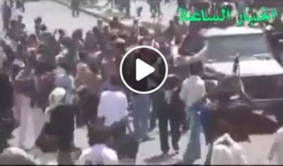 اليمن :شاهد بالفيديو كيف حاصر المتظاهرين اليوم اطقم حوثية ثم اشهر حوثي القنبلة بعدها لاذو بالفرار