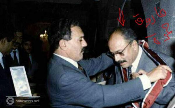 اليمن : صورة العميد طارق صالح التي انتشرت مؤخرا وهو مصاب كأول ظهور له بعد مقتل عمه طلعت قديمة (صورة)