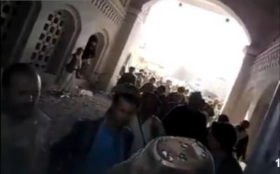 اليمن : شاهد بالفيديو الحوثيون كيف اقتحموا منزل مسؤول مع اعتذارنا للألفاظ بهذا الفيديو