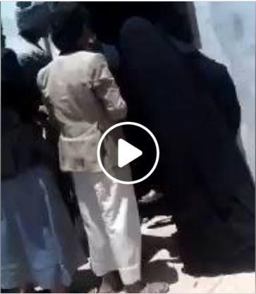 المحويت : شاهدوا بالفيديو نهب المساعدات الانسانية من دار الايتام بالطويلة وكيف رد الحوثي على العجوز
