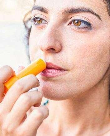 أطباء  يحذرون من لإفراط في استخدام مرطب الشفاه أكثر من ثلاث مرات يومياً