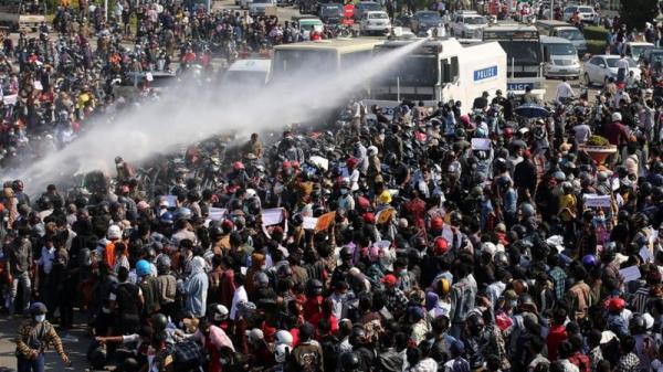  شرطة ميانمار تستخدم خراطيم المياه لتفريق آلاف العمال المحتجين على الانقلاب