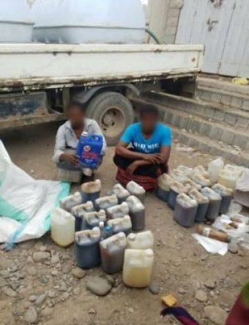 عدن:ضبط شخصان يقومان بخلط زيت السيارات بالسكر وبيعه على أنه عسل