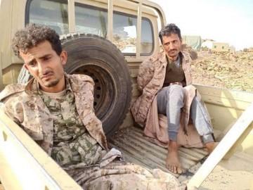 مقاتلون حوثيون في قبضة الجيش يحذرون من الانجرار وراء المشرفين ويؤكدون تنفيذ جماعتهم اعدامات ميدانية لزملائهم 