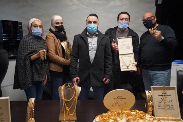 رجل أعمال عربي يوزع الذهب والمجوهرات على موظفيه كمكافئة