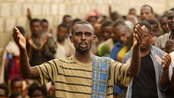 بعد اتهام الحوثيين بإحراق مهاجرين أفارقة:تحالف دعم الشرعية يسهل نقل 160مهاجراً جواً من اليمن