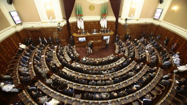  الرئيس الجزائري يصدر قراراً بتخفيض عدد مقاعد البرلمان