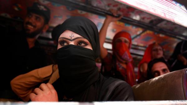 أول مدرسة دينية للمتحولات جنسيا في هذه الدولة الإسلامية التي اعترفت بالجنس الثالث!