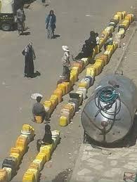 شاهد..فيديو مؤلم يظهر تزاحم الناس للحصول على الماء في إحدى المناطق بتعز