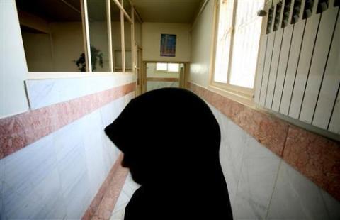 إيرانية تعدم والدتها بموجب قانون يسمح للأبناء بالانتقام من والديهم
