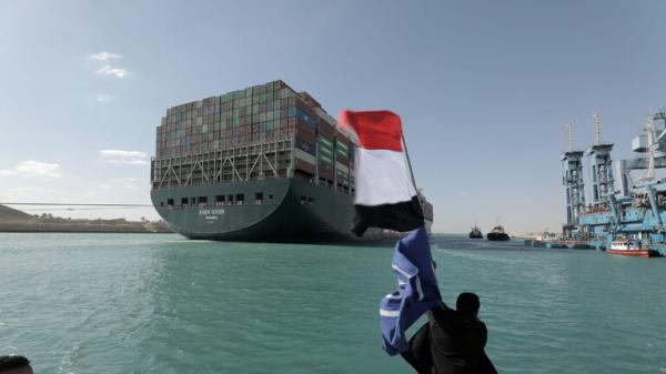 النفط يهبط مع مع استئناف حركة الملاحة في قناة السويس