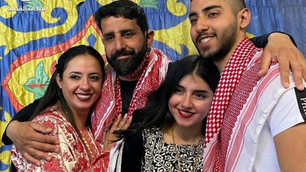 “ولا يهمّك خلّصوا الدموع“.. لحظات مؤثرة للقاء أسير فلسطيني بزوجته وأبنائه بعد 20 عام من الاعتقال