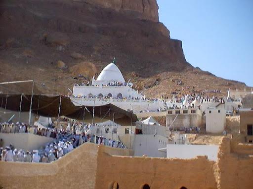 آلاف اليمنيون يتزاحمون لزيارة قبر النبي"هود"في حضرموت(فيديو)