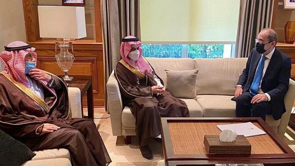 أكثر من 35 سيارة سعودية قرب “القصور الأردنية”..هل للسعودية علاقة بالانقلاب؟