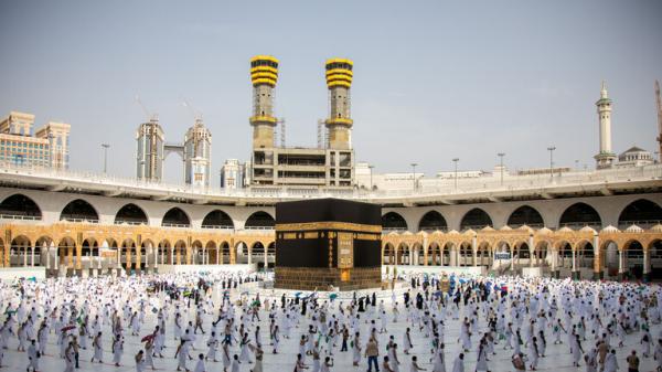 السعودية تقرر رفع الطاقة الاستيعابية للمسجد الحرام وتحدد كيفية أخذ تصاريح العمرة والصلاة فيه