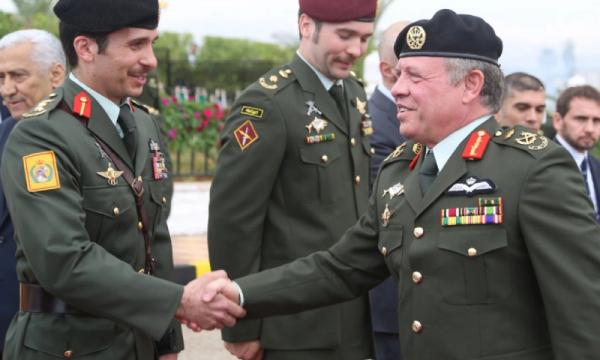 ملك الأردن:الأمير حمزة بن الحسين مع عائلته في قصره وتحت رعايتي