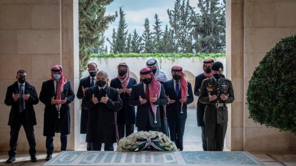 بعد أزمة الانقلاب..الأمير حمزة يظهر لأول مرة بجوار الملك عبدالله!