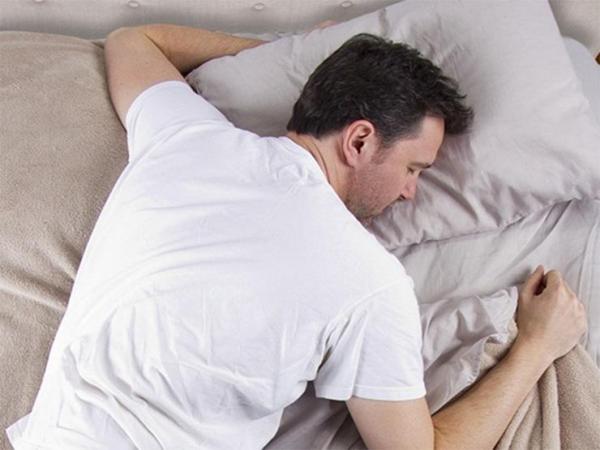 أطباء يحذرون من النوم على البطن ..هذه الأسباب